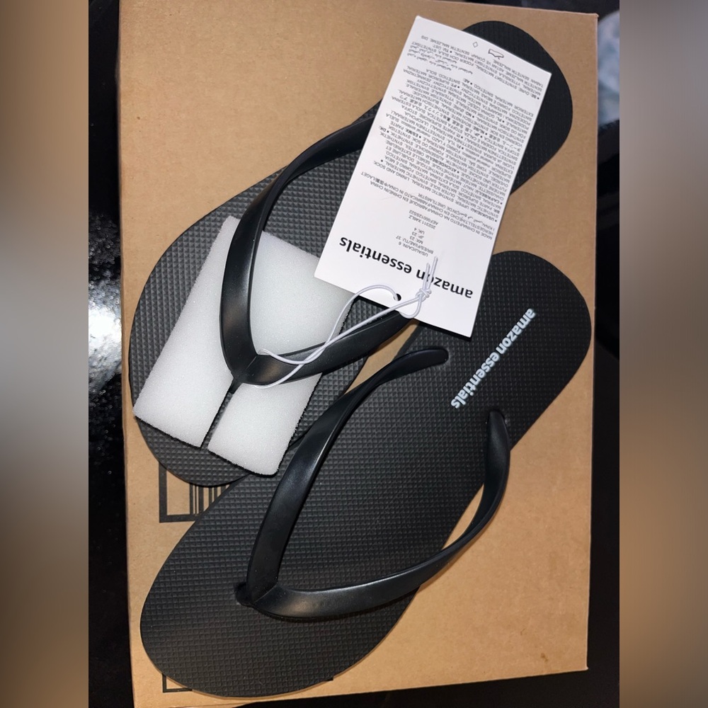 1 Pair of Flip flops.